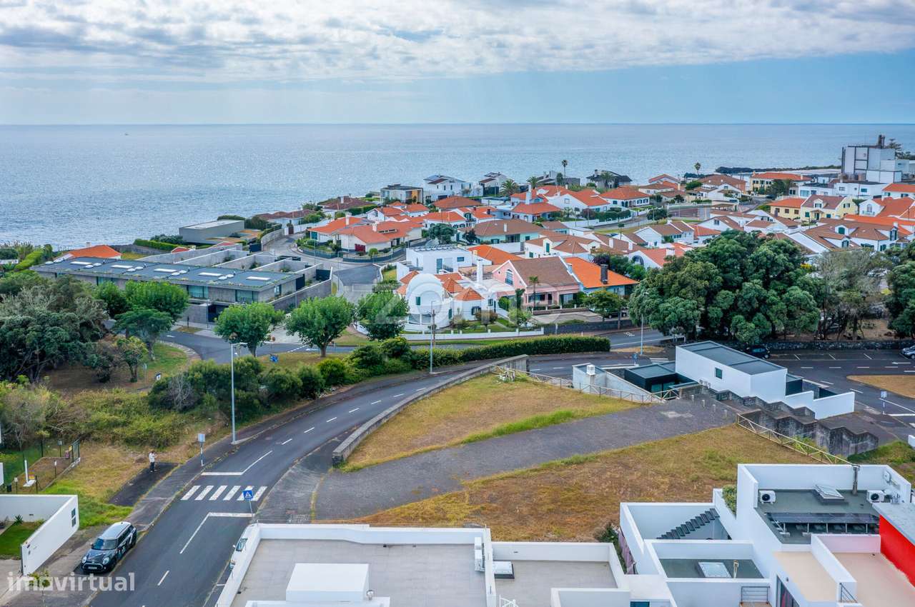Moradia T3 Nova com Terraços Panorâmicos e Vista Mar na Atalhada-40