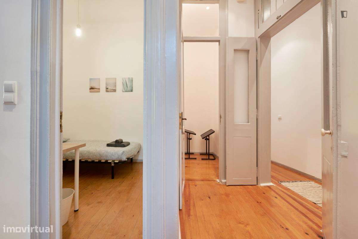 Quarto - localizado em Penha Lisbon - Grande imagem: 5/7