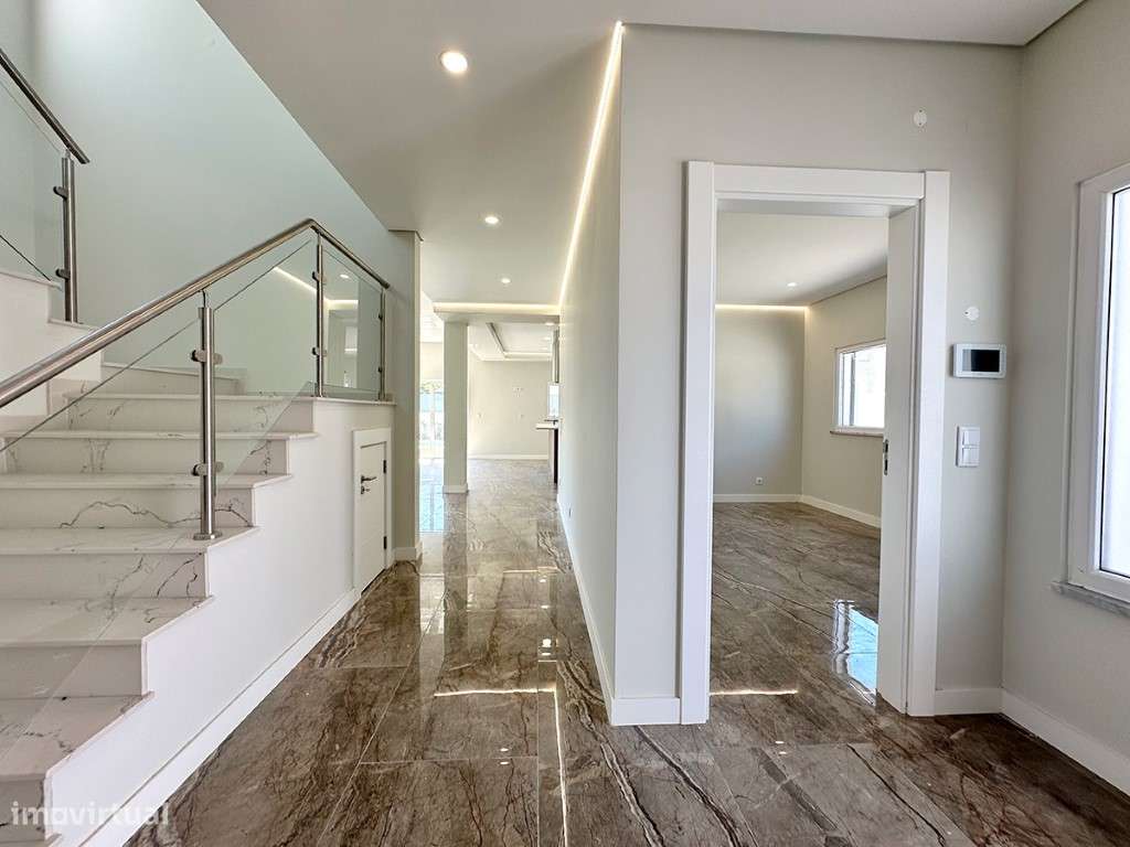 Moradia T5 a Venda em Azeitão com Piscina e Garagem - Grande imagem: 4/33