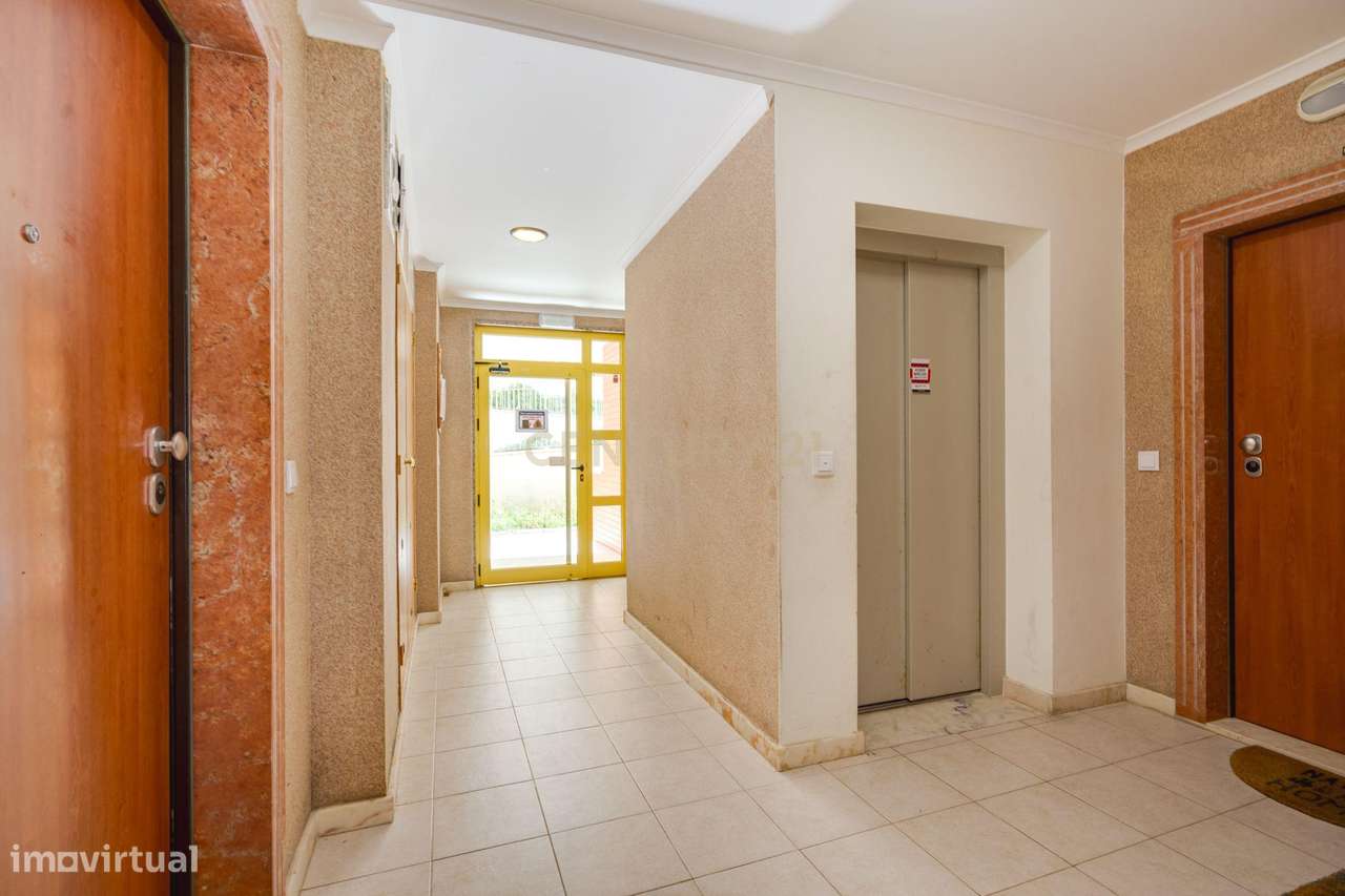 Apartamento T2 com Varanda em Loures - Oportunidade Única!-17