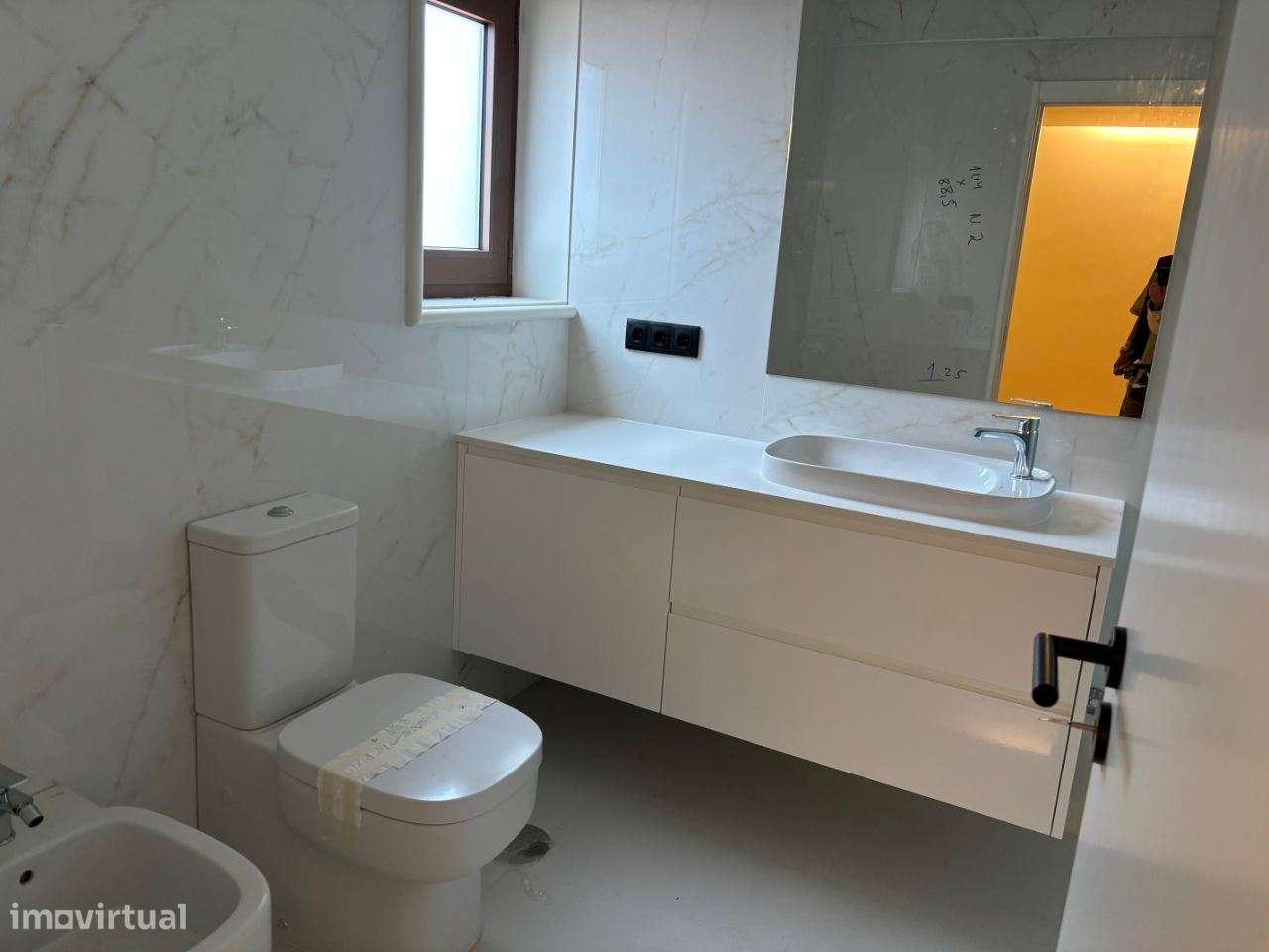 Magnífica Moradia 4 frentes/2 suites/garagem 4 carros/a 350m da praia-13