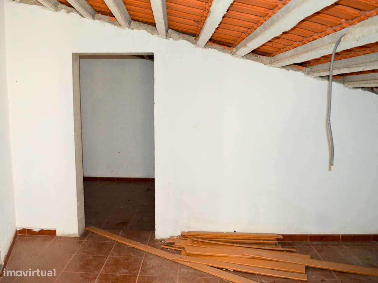 Moradia T2 com vista rio a necessitar de obras-9