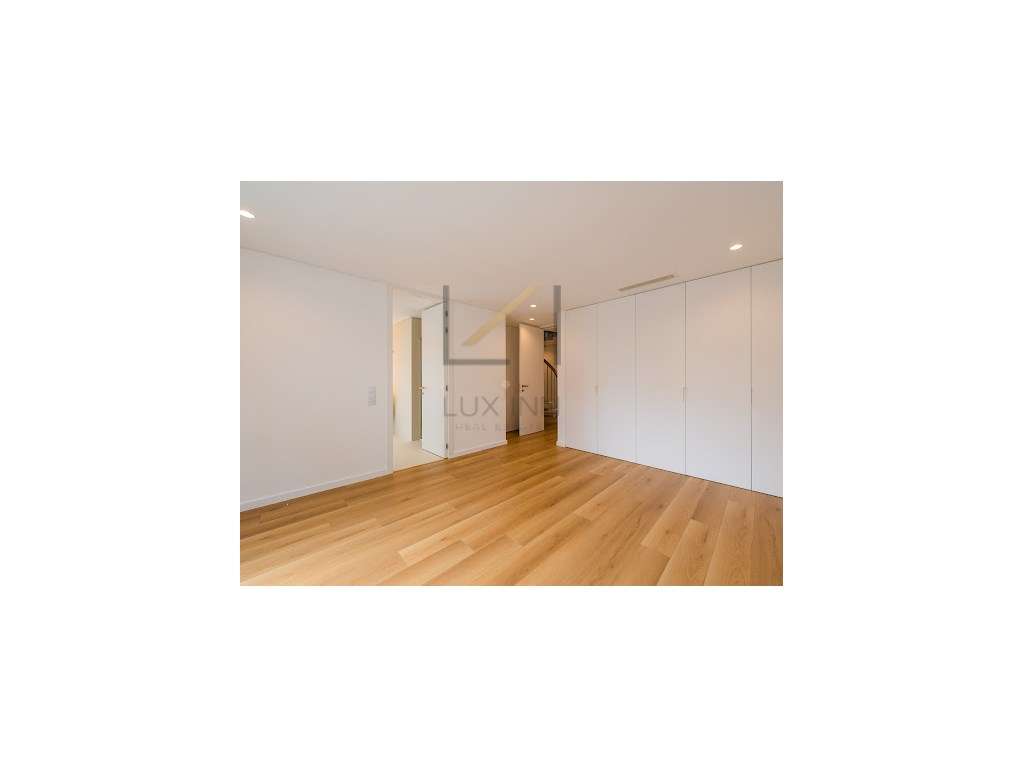 Moradia de Luxo T4 , São Pedro Do Estoril, com Piscina e Garagem-30
