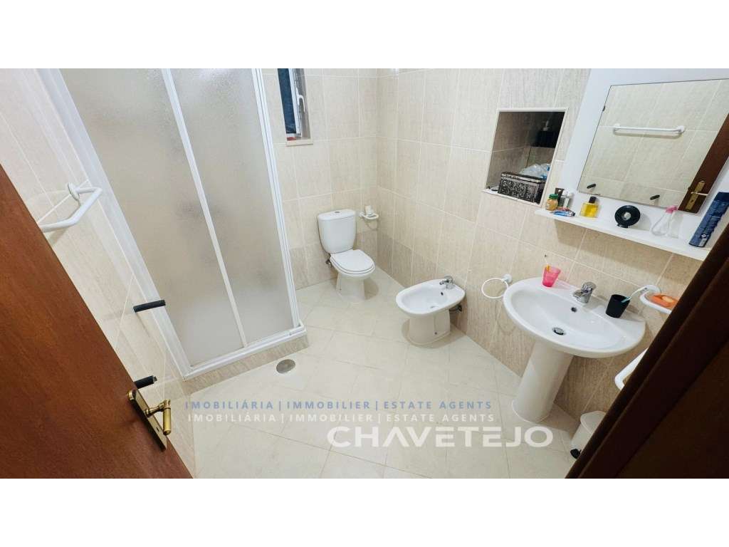 Quintinha T4 com Amplas zona para Oficinas, Terreno Plano e Enorme ...-23