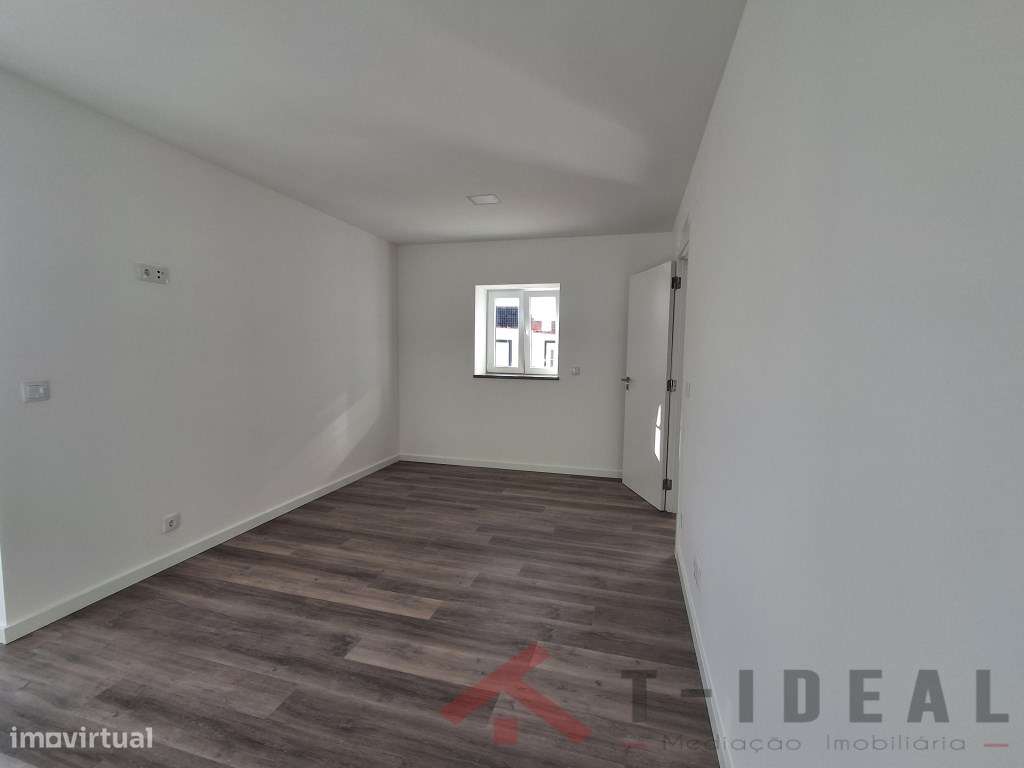 Moradia T3 totalmente remodelada perto das praias-10