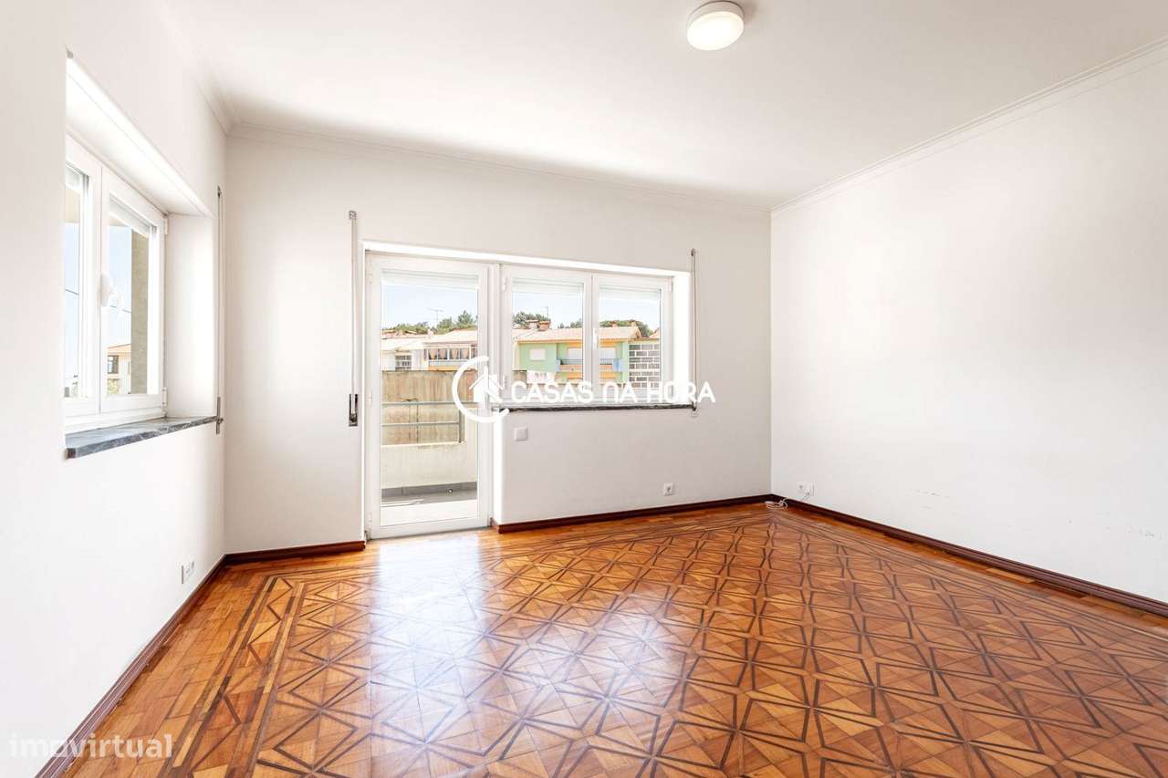 Moradia T3+T1  na Rua João das Regras, junto à Avenida de Sintra.-9