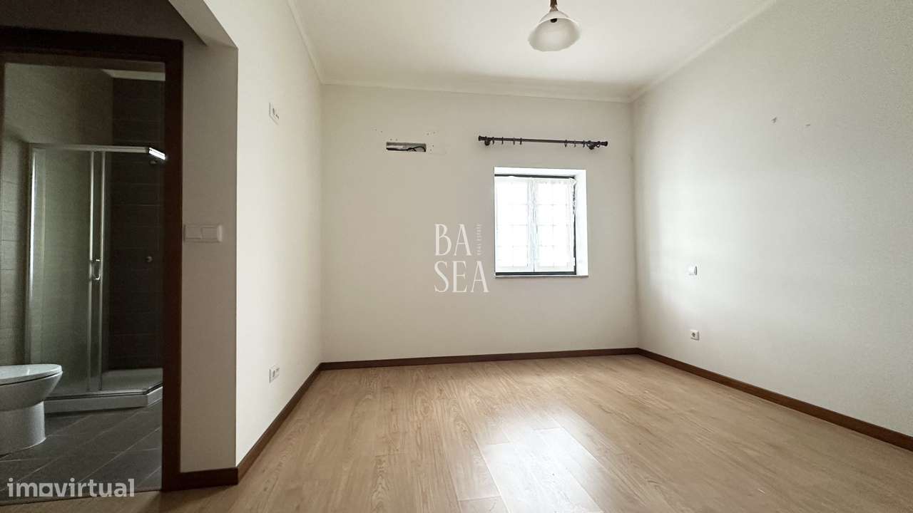 Quinta com 3 Habitações 2 Armazéns e 1 ha de Vinha em Barbeita Monção.-4