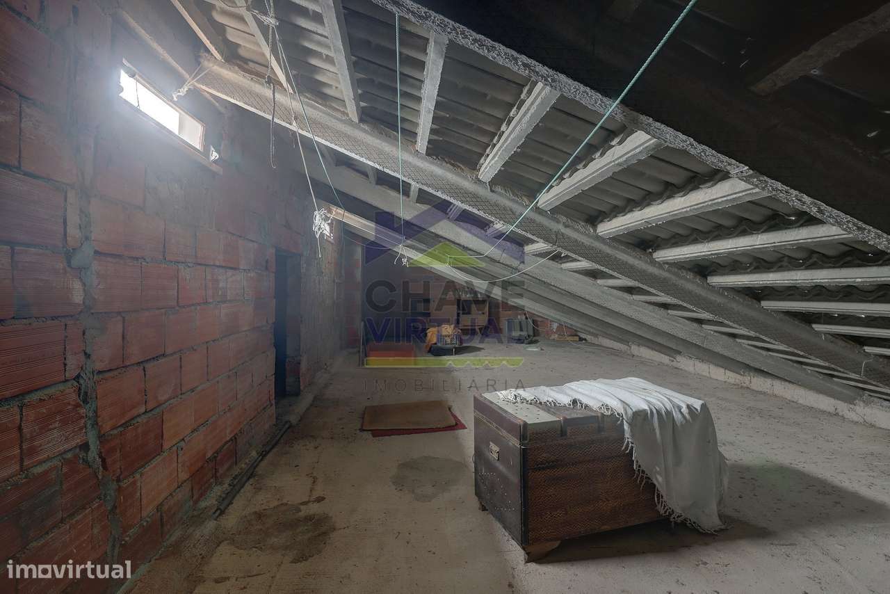 Moradia V3 com Terreno Urbano e Garagem - Seixal, Lourinhã-46