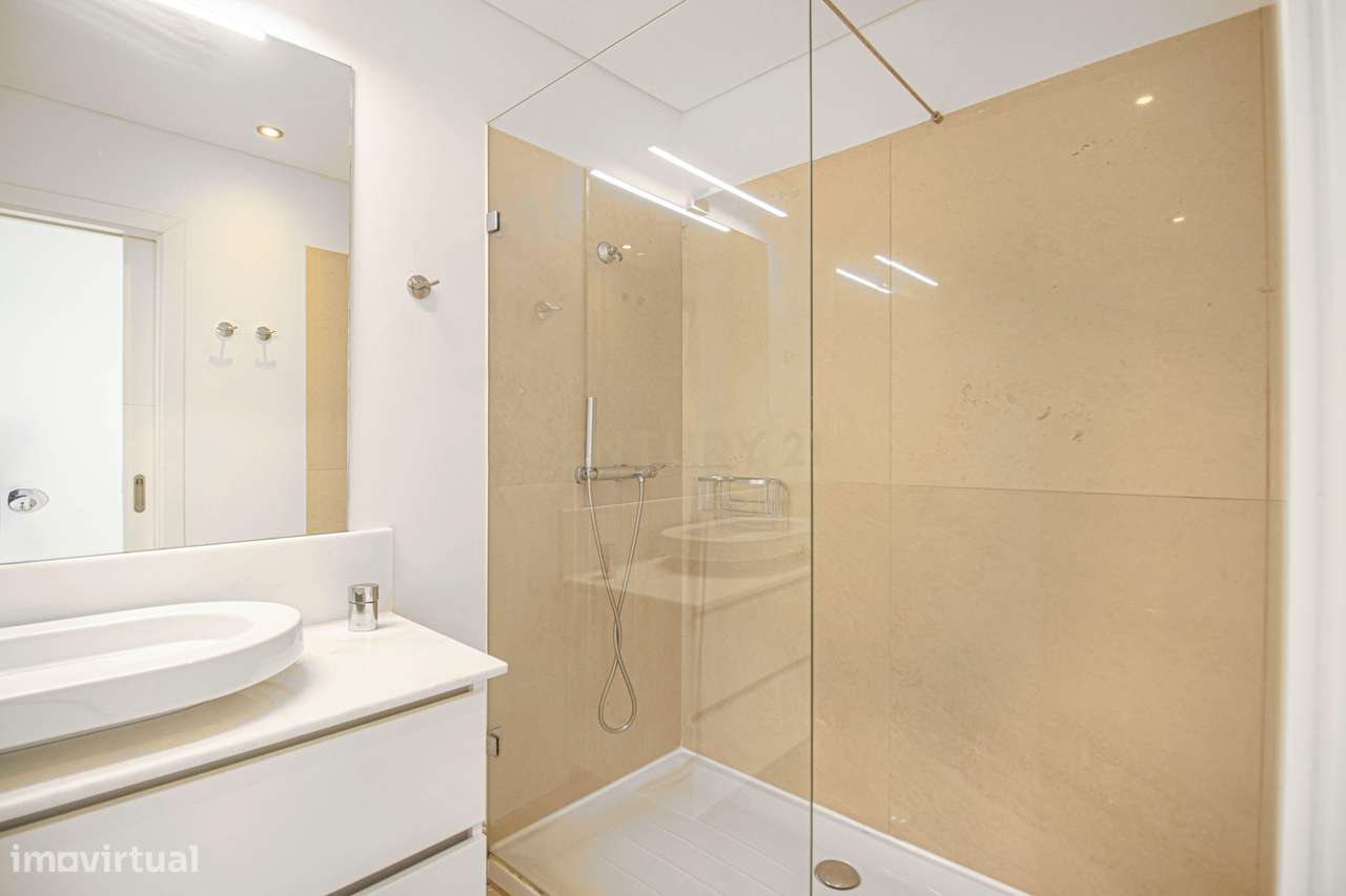 Apartamento T4 +1 com 272 m2 Vista Panorâmica em Lisboa e 3 Lugares de-15