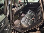 Volvo XC 60 B5 D AWD Ultimate Dark - 17