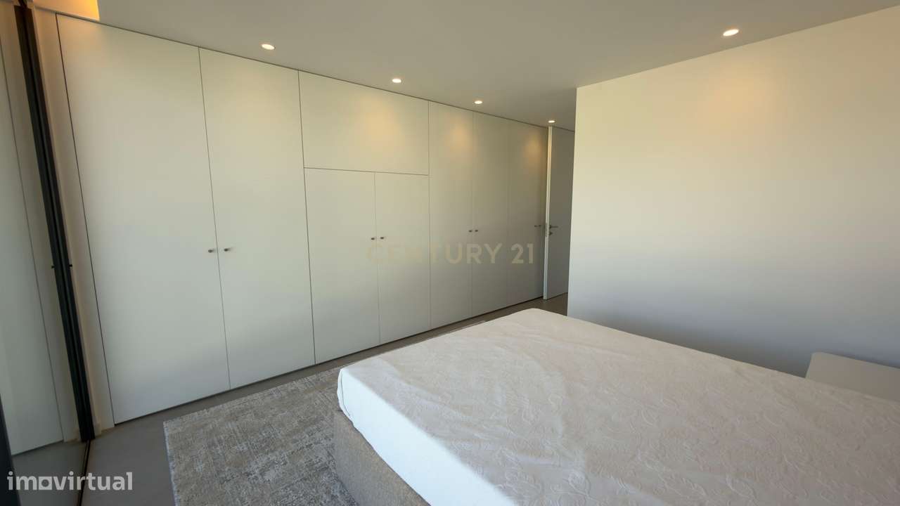 Moradia Contemporânea de Luxo em Azurara | Elegância, Privacidade e Di-23