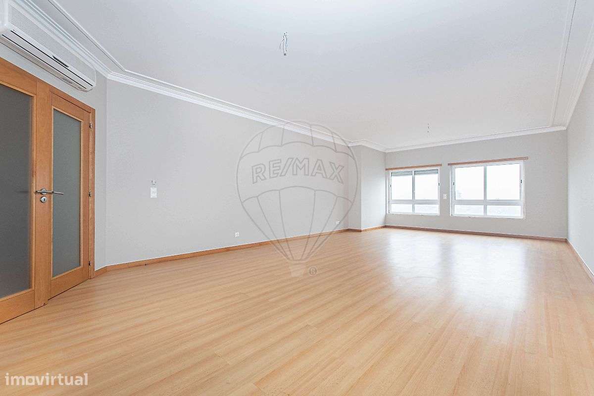 Apartamento T2 c/ 2 parqueamentos - Grande imagem: 2/21