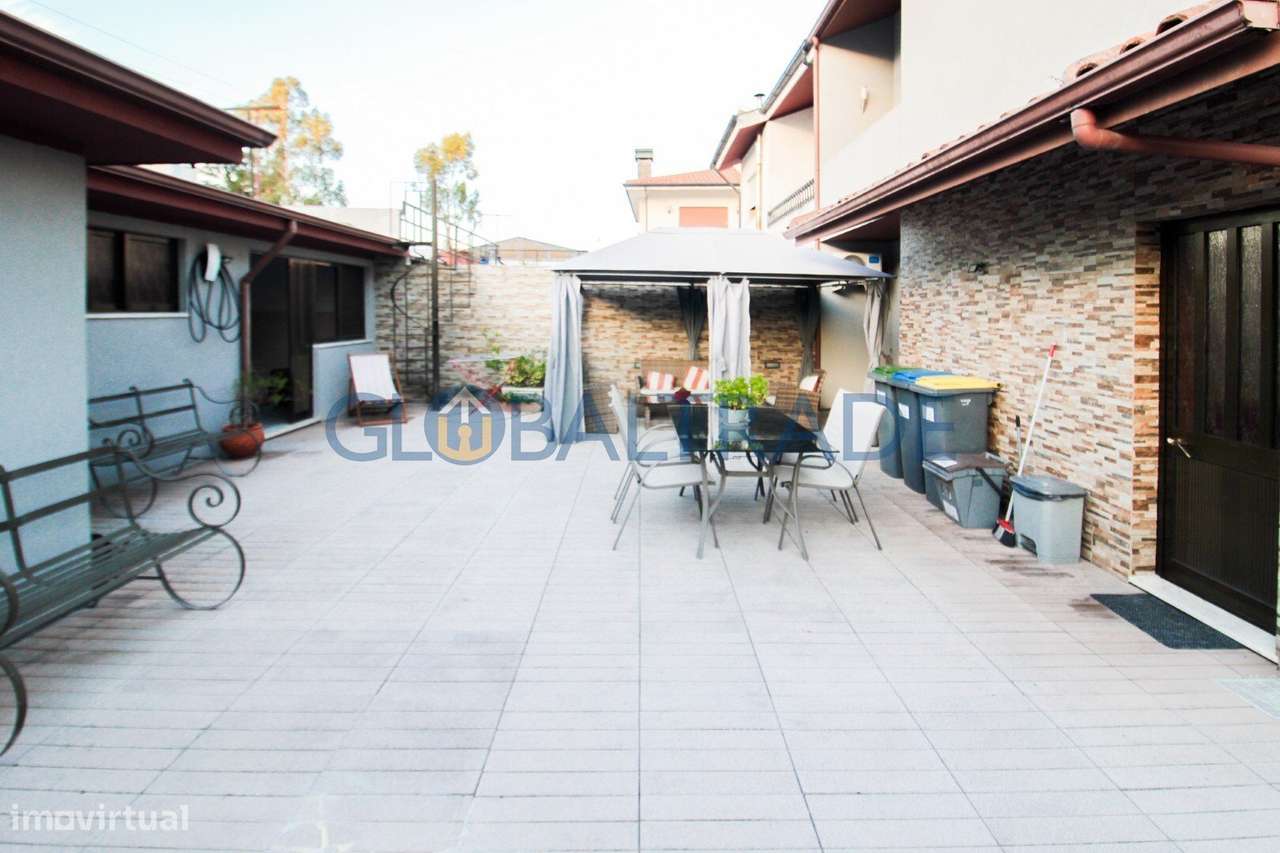 Moradia T4 com terraço e jardim em Alfena-1
