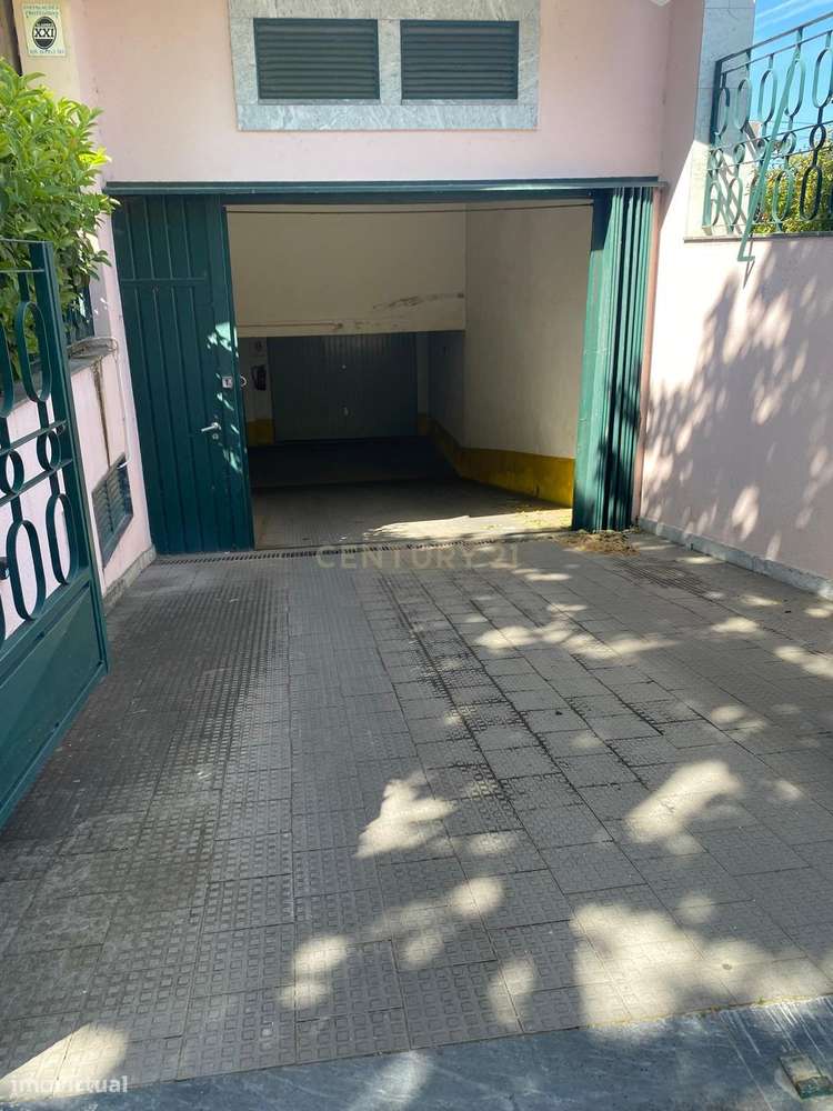 Espaço, Elegância e Localização Privilegiada – Andar de Moradia T5 no-21