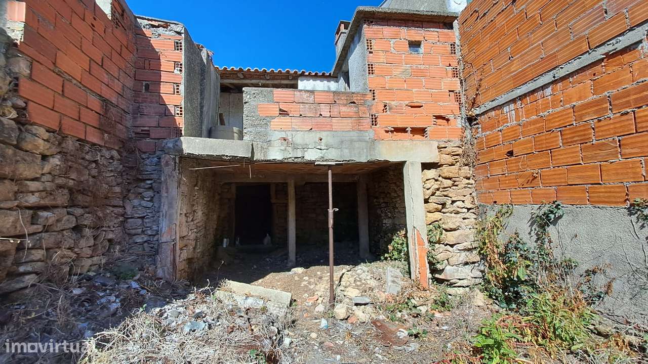 Moradia T2 para Reconstrução no Centro de Almalaguês-11