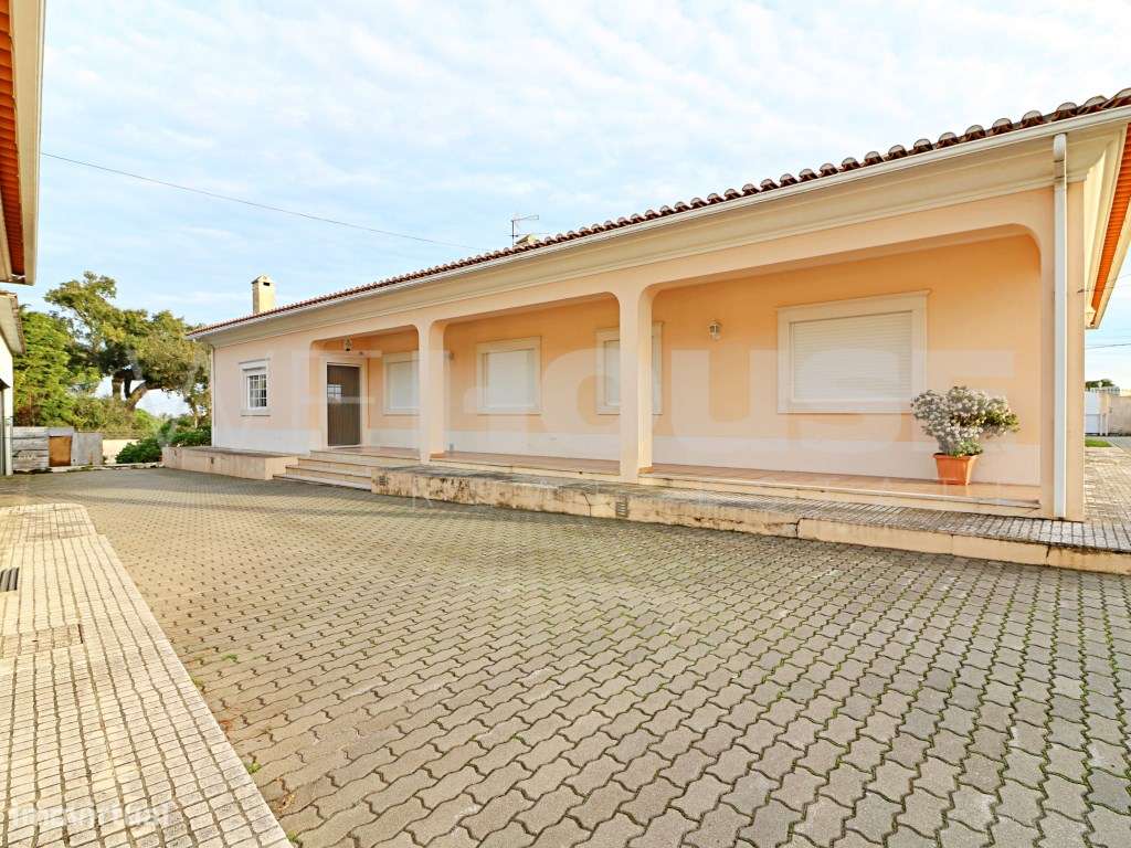 Moradia T4 com 280 m2, inserida em terreno com 2500 m2 em Palmela-12