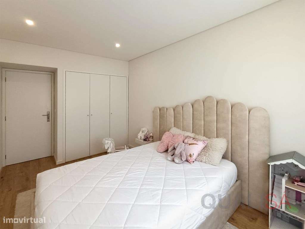 Apartamento T3 de gaveto com varandas, garagem fechada e excelentes...-26