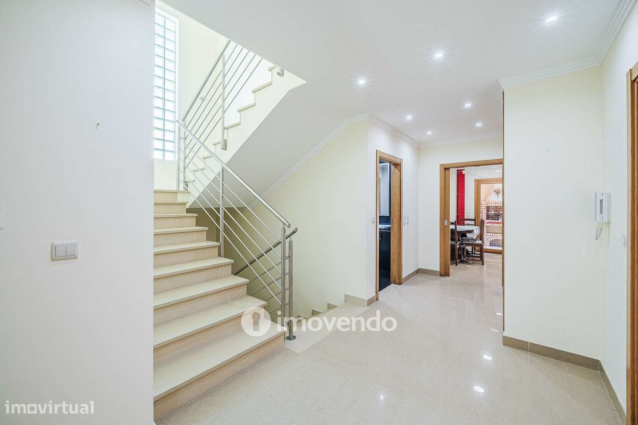 Moradia T4, com condomínio com piscina, em Almargem do Bispo-13