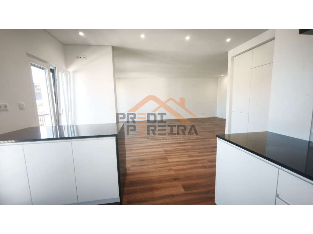 Situado em Caneças, apartamento T4 com duas suites, uma box e um pa...-4