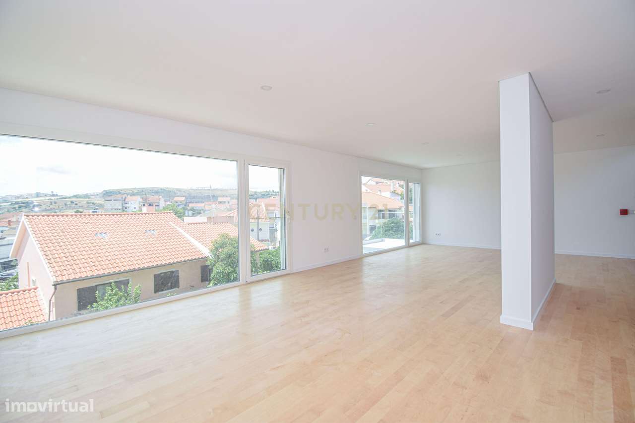 Moradia T4 de Arquitetura Moderna e Sustentável em Famões - Casal do R-10