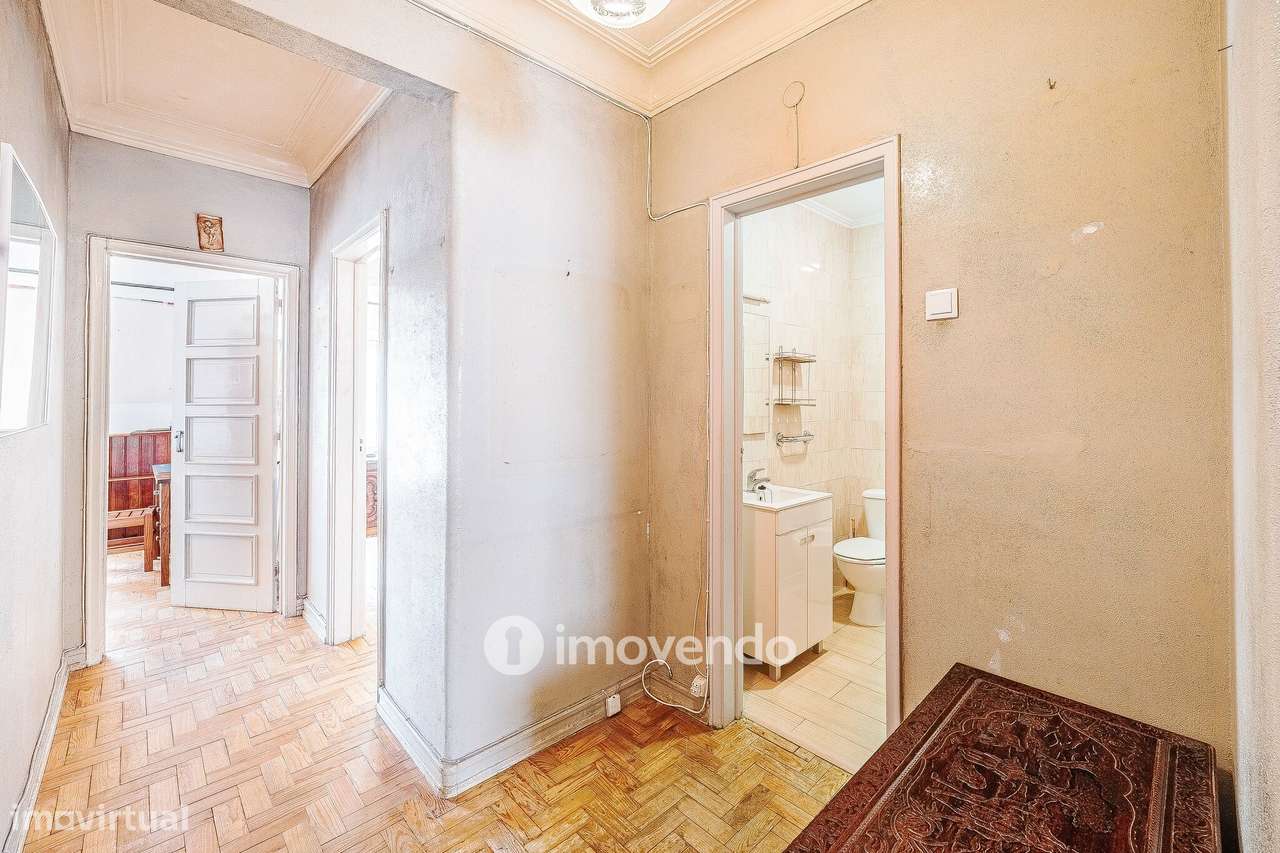 Apartamento T2 com duas varandas, na Graça, em Lisboa-1