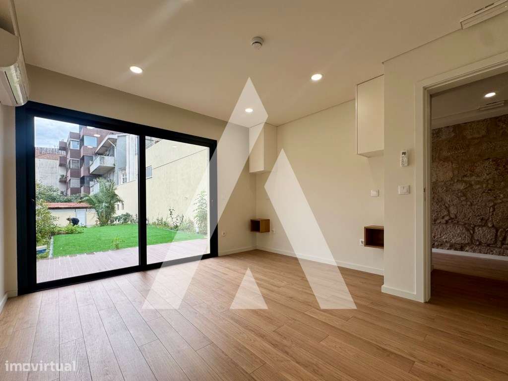 Apartamento T1 com Amplo Terraço no Centro do Porto-8