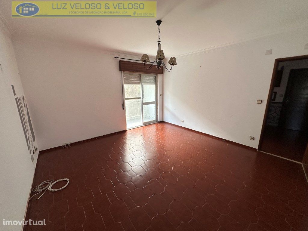 Apartamento T2 com marquise em Belas