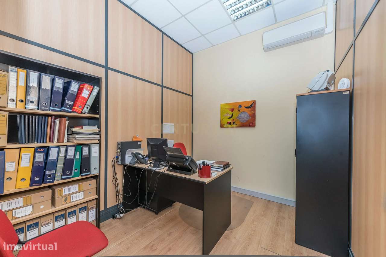 Armazém com Escritórios para Venda – 776 m² | Parque Empresarial em Si-10