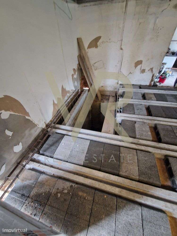 Moradia para Remodelação com Terreno Generoso em Ourém-28