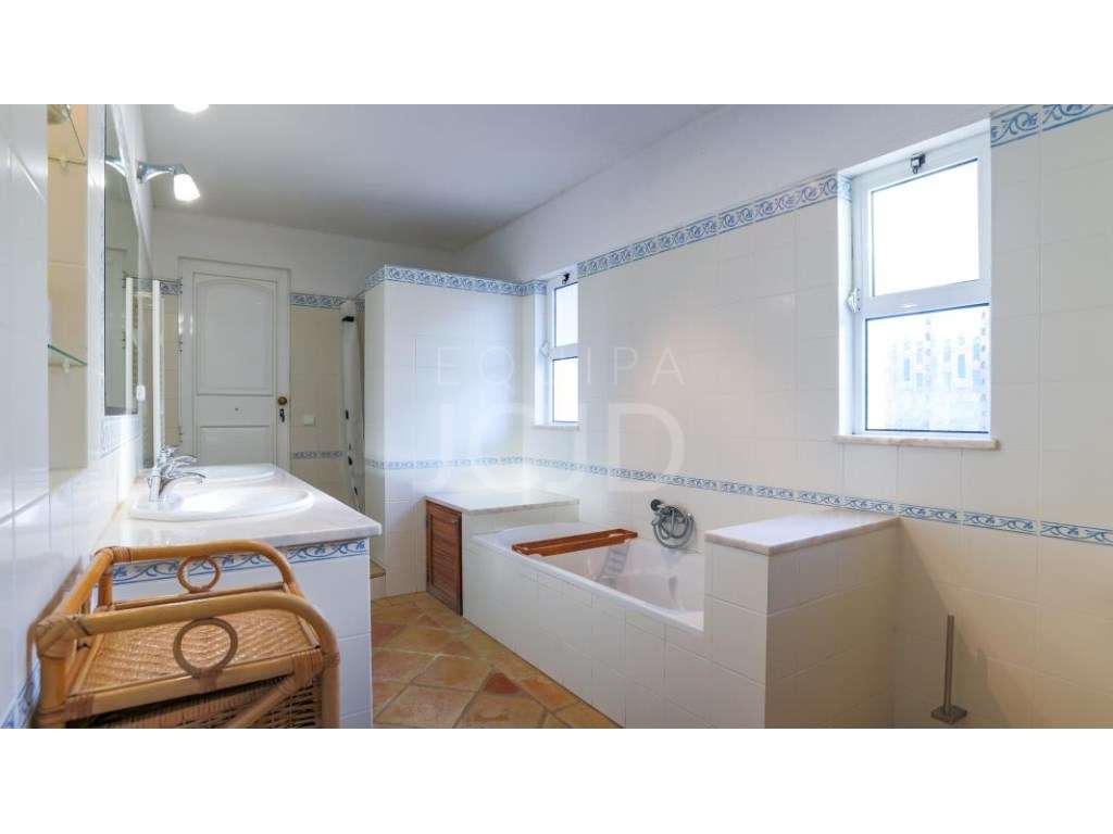 Fantástica Moradia Isolada T4 Frente ao Golfe, Totalmente Remodelad...-24