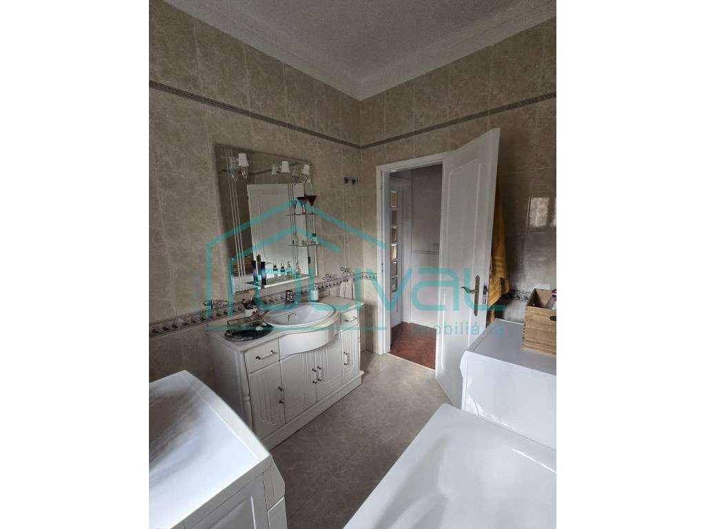 Apartamento T4 com terraço e arrecadação-32