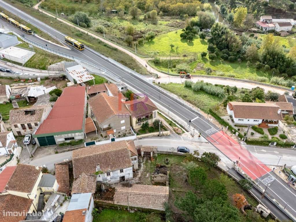 Coimbra, Vende-se Moradia com terreno e jardim.-52