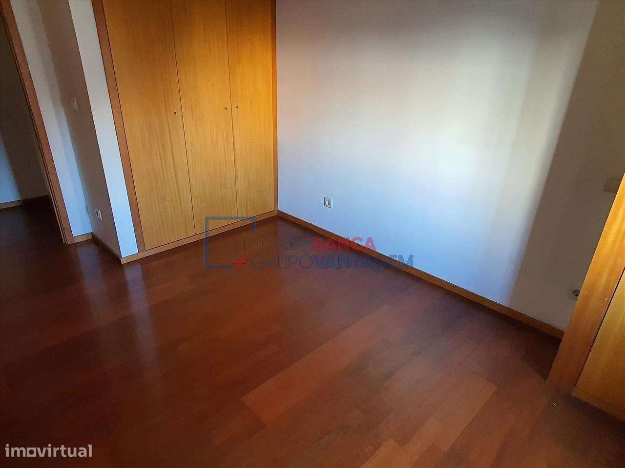 Apartamento T2 C/Lugar de Garagem e Arrumos - Grande imagem: 2/15