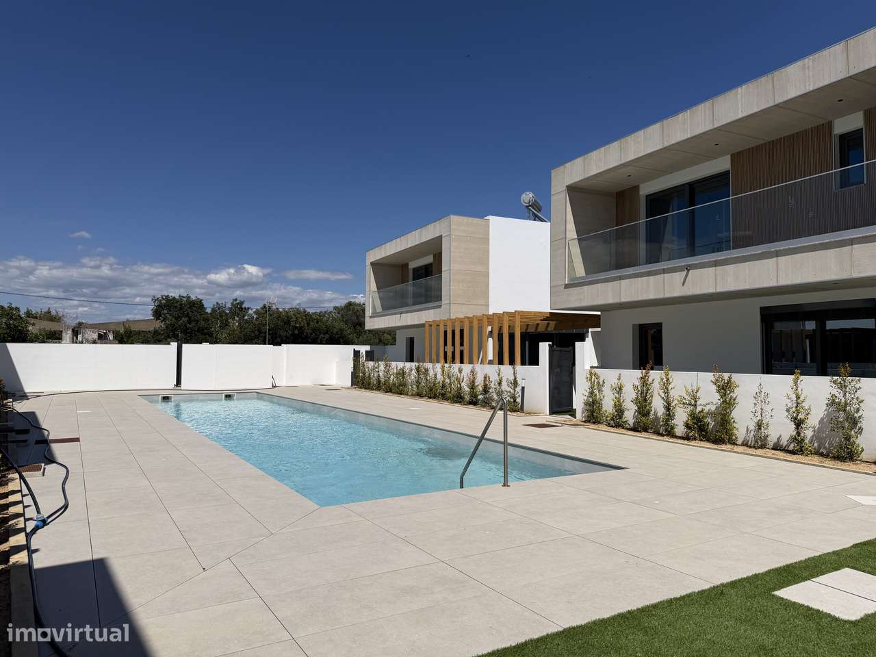 Moradia T4 com piscina, terraço e garagem em Ferreiras-46