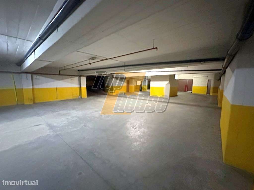 Apartamento T3 Estrada da Luz com parqueamento e arrecadação-25