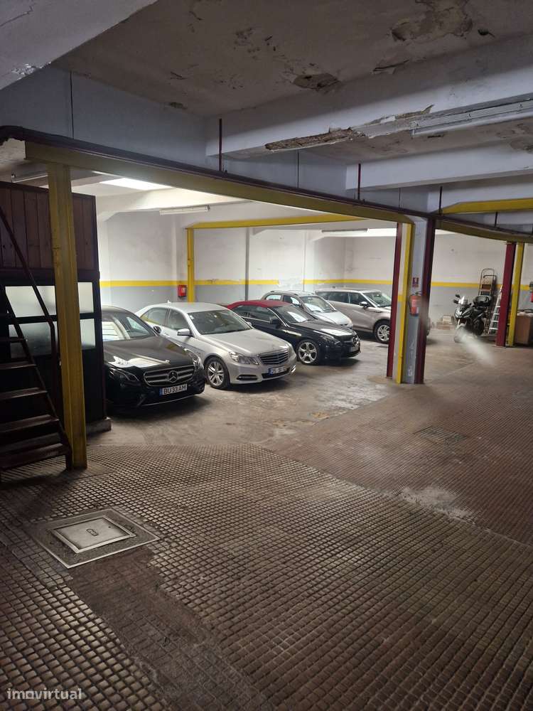 Loja 370 m2 Pé Dtº 3,74 m - Campo Ourique/Central (está como garagem) - Grande imagem: 5/15