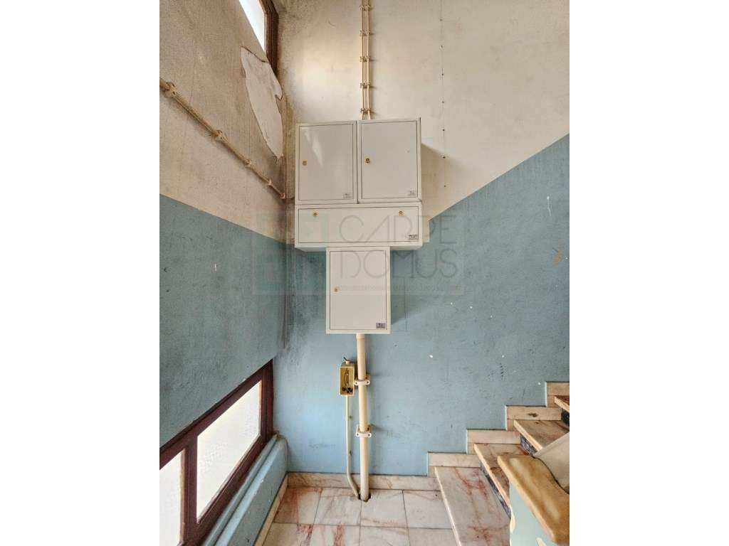 Prédio com Comércio e 2 apartamentos, em Mem Martins, Sintra-25