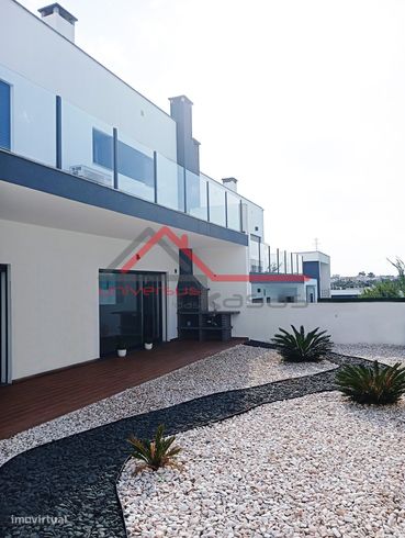 Moradia T4 com Jardim e Parqueamento na Marisol, Corroios-2