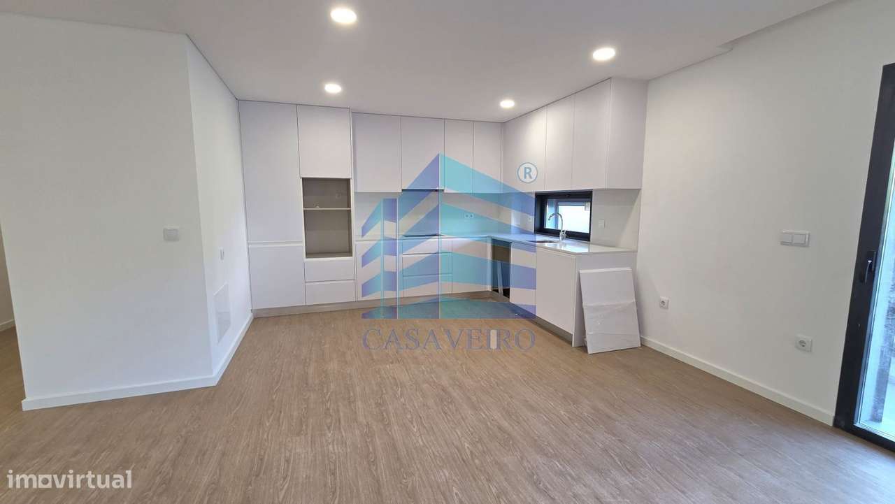 Apartamento T2  com varanda no centro de Esgueira-3