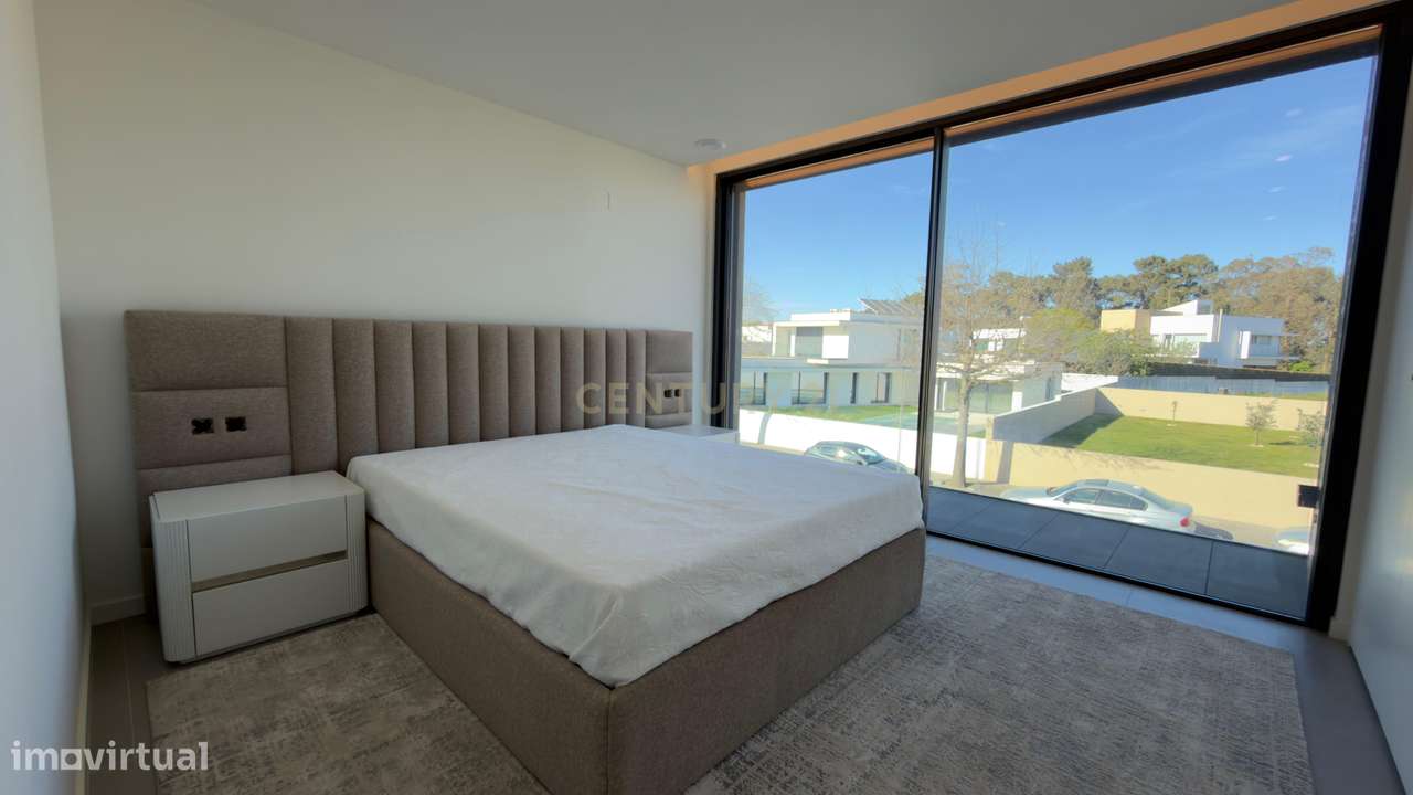 Moradia Contemporânea de Luxo em Azurara | Elegância, Privacidade e Di-31