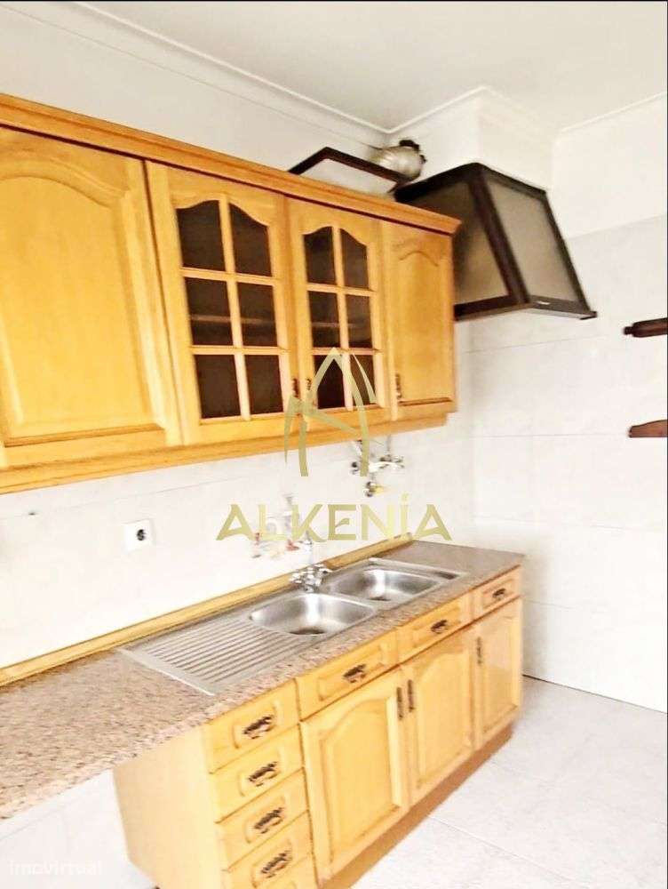Excelente T2 com Arrecadação e Elevadores, no Casal do Cotão-8