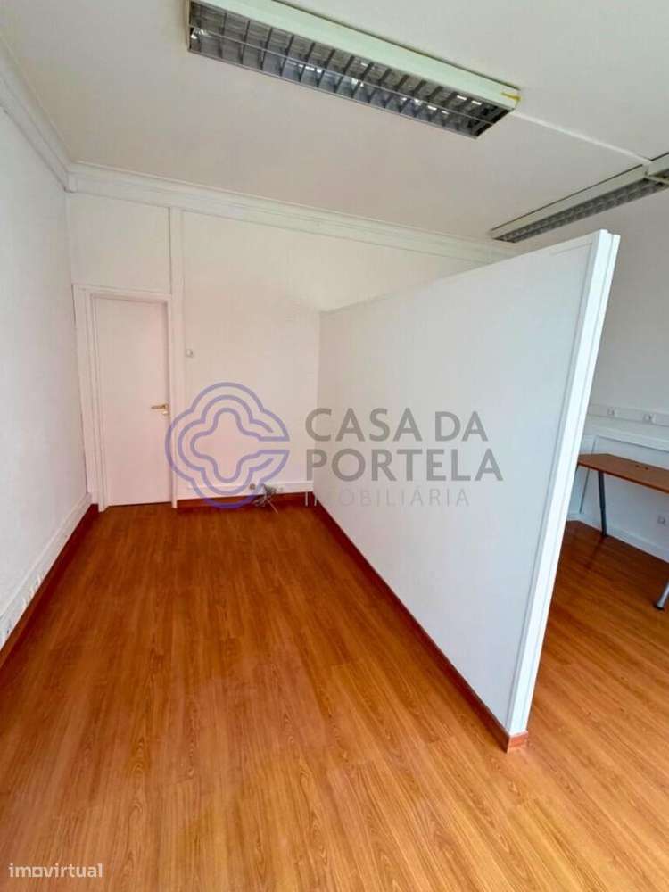 Loja na Graça, com montra ampla e excelente luz natural, para arrendam - Grande imagem: 5/8