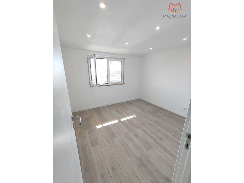 Apartamento T2, a estrear, todo remodelado, para venda em São João ... - Grande imagem: 4/18