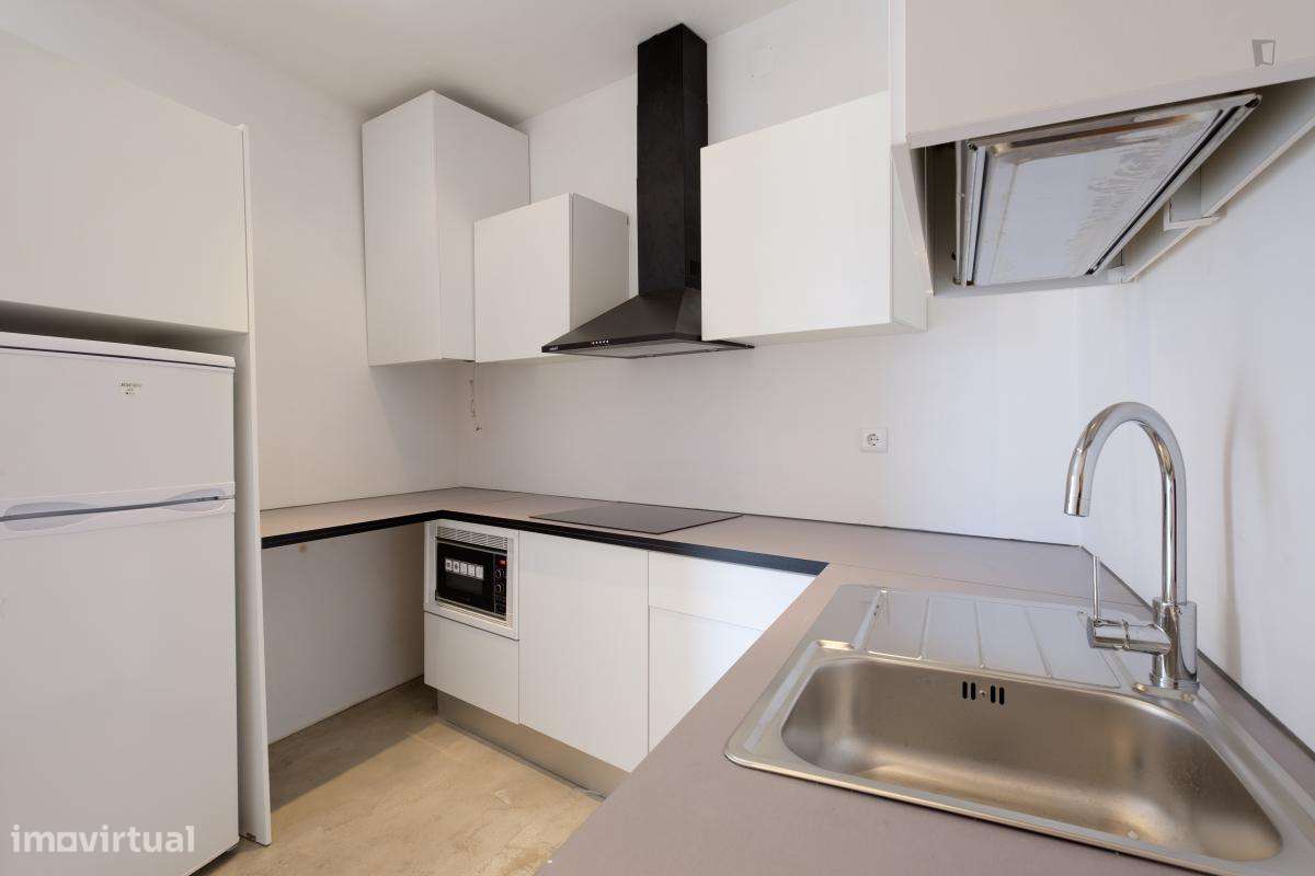 Quarto - localizado em Baixa Coimbra - Grande imagem: 5/11