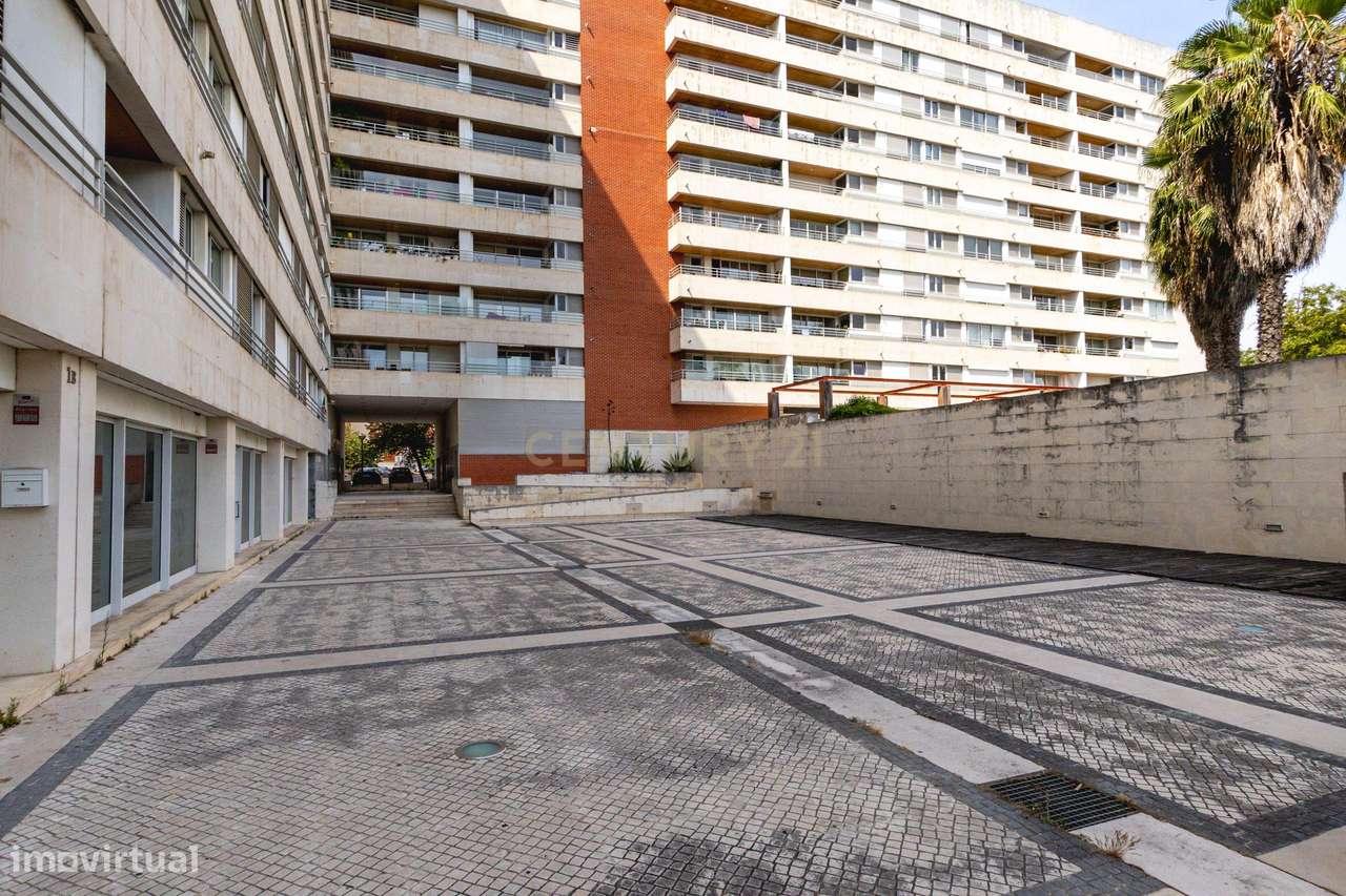 Fantástico T2 com varanda frente ao Parque das Conchas-32
