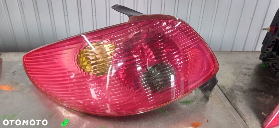 PEUGEOT 206 LIFT LAMPA TYŁ TYLNA LEWA - 1