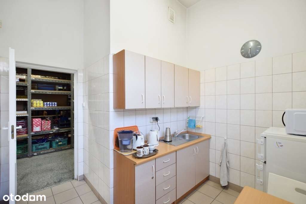 Budynek handlowo-magazynowy z dużym parkingiem-9