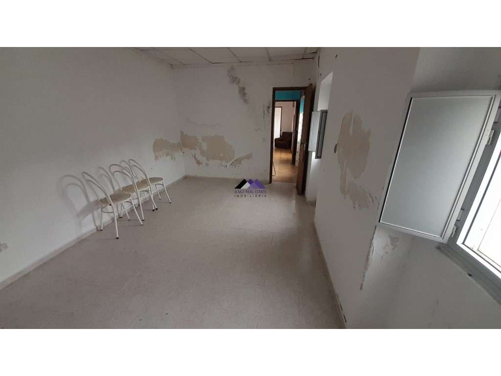 Casa Térrea para Recuperar nas Hortas com Grande Potencial-19