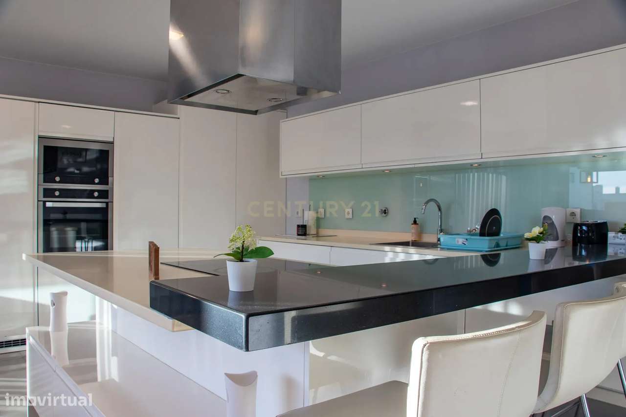 Viva o Luxo à Beira-Mar: Moradia Espetacular T5 com Piscina na Deslumb-9