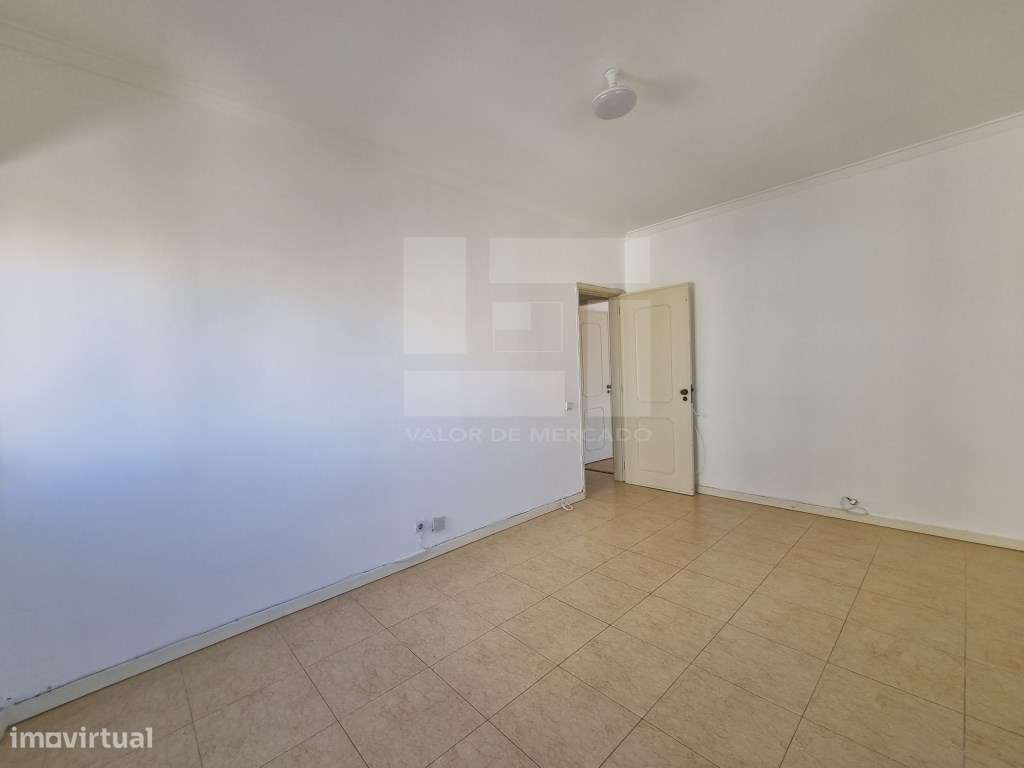 Apartamento T3 usado para venda em Mina de Água, Amadora.-16